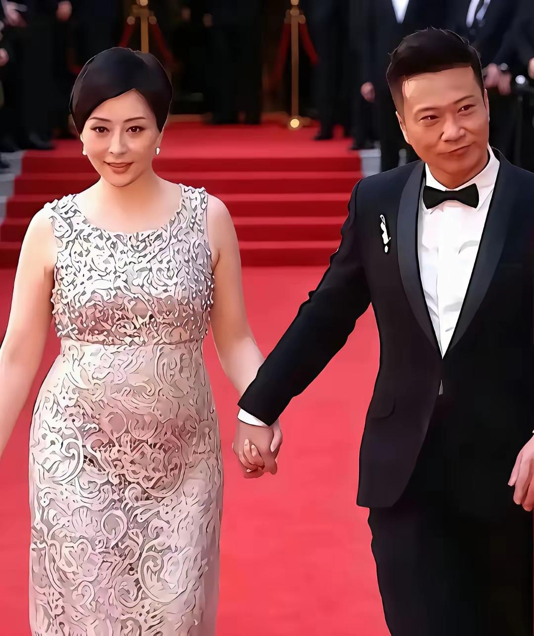 钱嘉乐我认识，但是他身边的美女是谁？
她的大肚腩，明星是发福了，看着怪别扭的
她