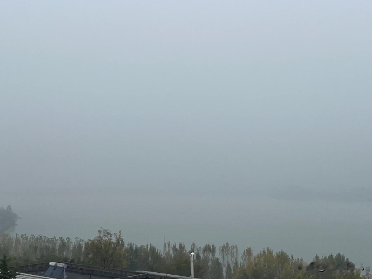  今天的黄河好像有了仙气。
由于这两天是小雨天气，霜降季节也过了。黄河上结霜了，