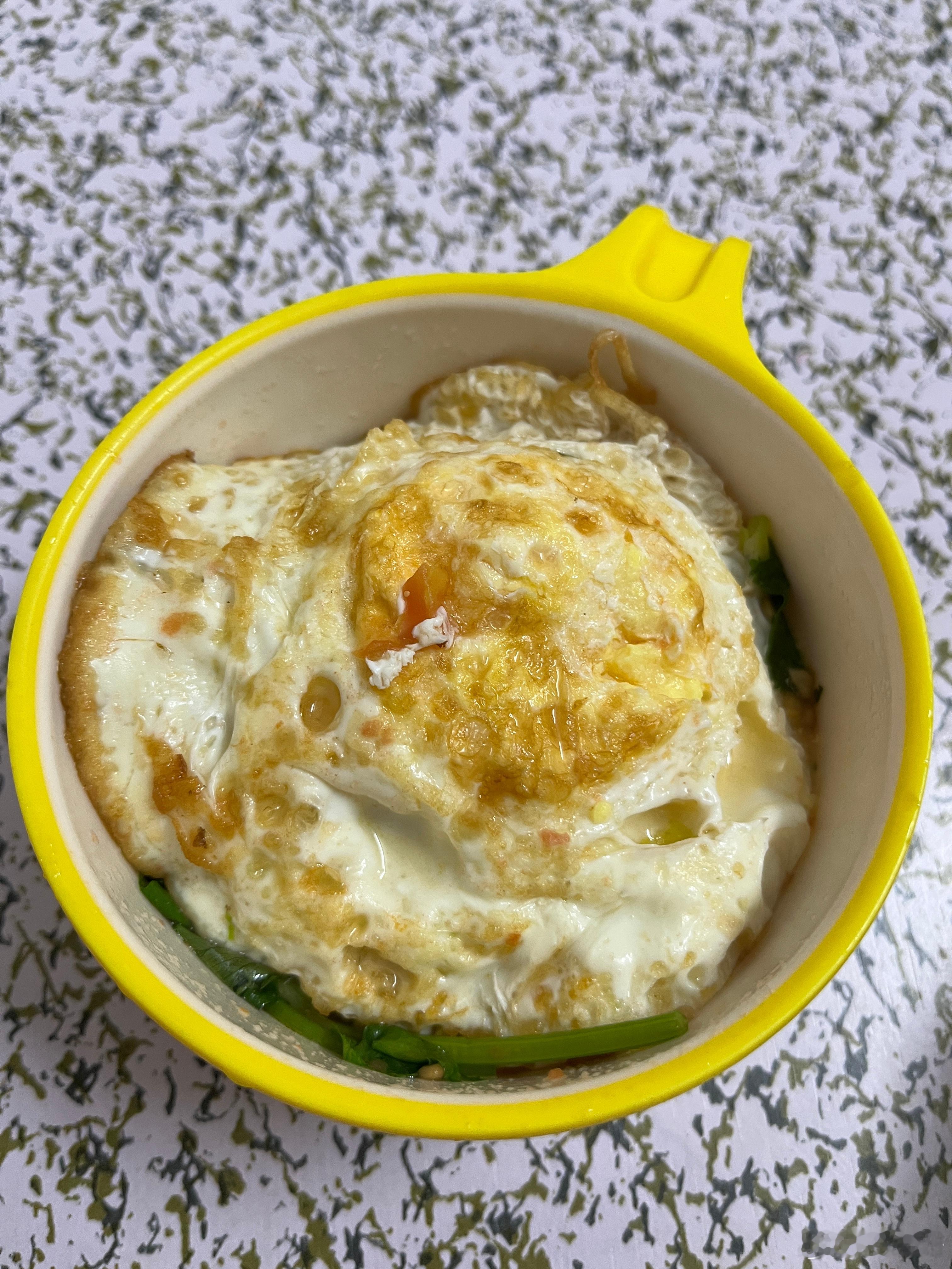 吃饭了，简简单单又一餐。回来得晚，只能煮面吃，番茄鸡蛋面，女儿说好好吃。中午腌的