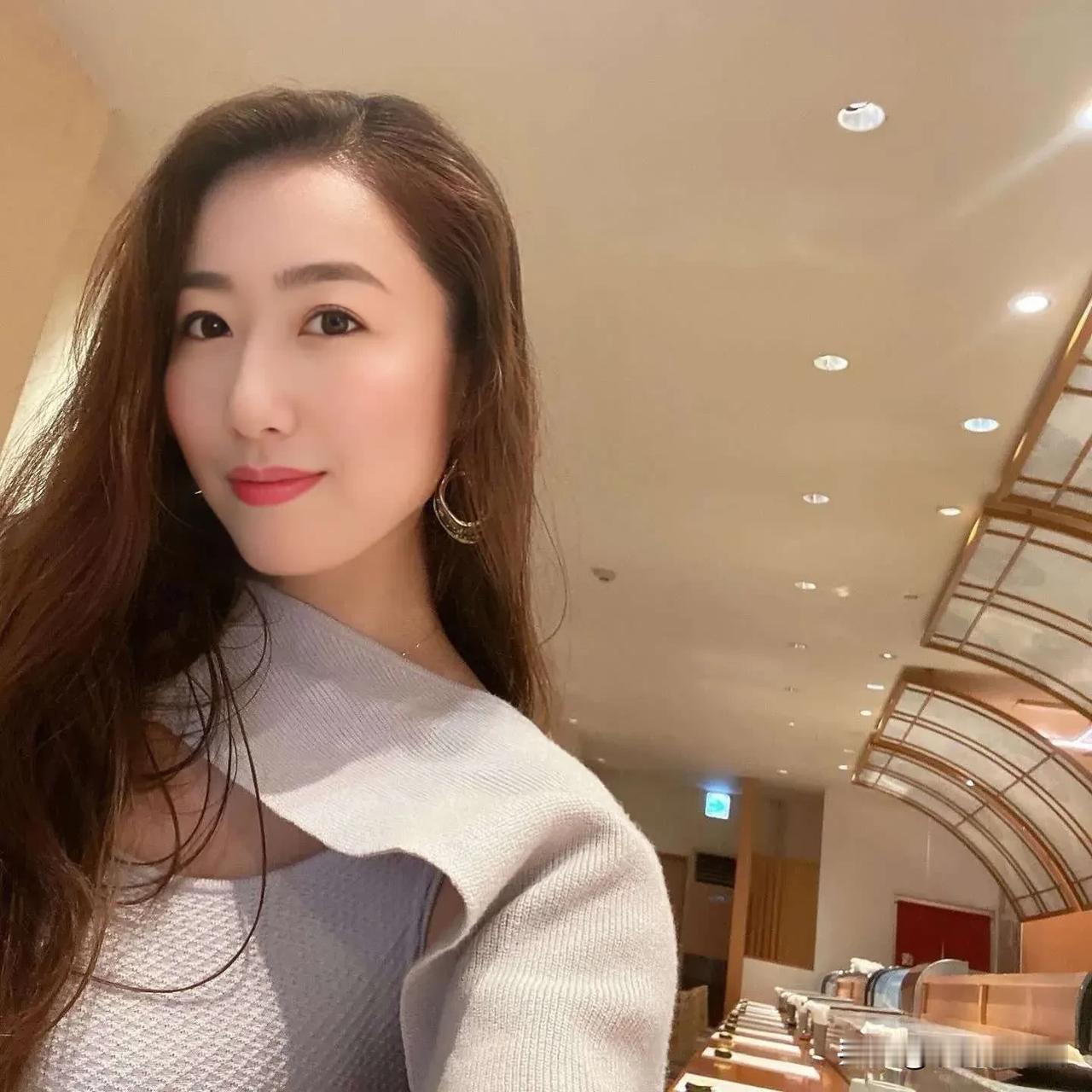 优雅自拍，温柔微笑，时尚穿搭，元气满满的一天！🌟✨