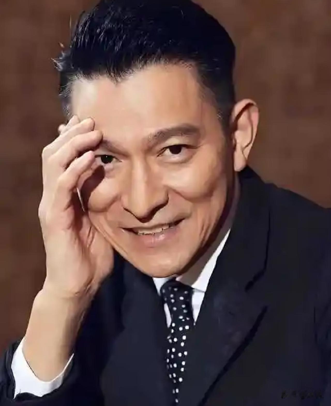即便早已坐拥百亿身家，刘德华在日常饮食上依旧十分简朴自律，鲜少大鱼大肉，绿叶蔬菜
