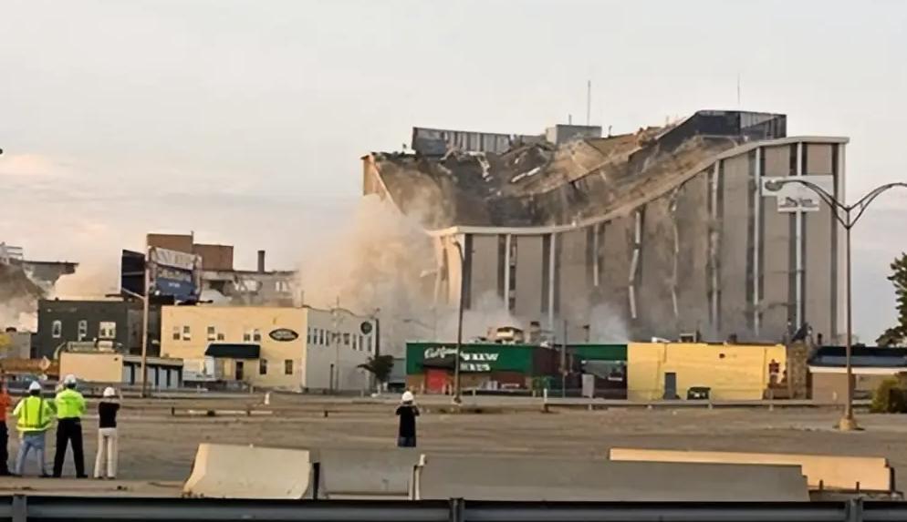 2007年，柯达公司用烈性炸药，把自己的胶卷研发中心炸掉了！大楼轰然倒塌，原因就