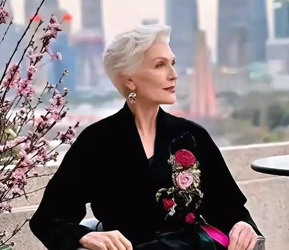 马斯克母亲梅耶年轻就是个大美女，76岁了，还是那么优雅，那么从容，风采还是那么迷
