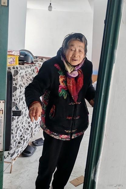 谁能敢信？上门开锁明明只收80块工本费，老人却执意掏出整整7000块现金重谢！