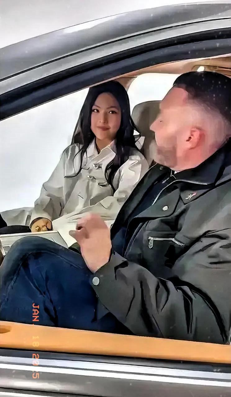 王诗龄忽闪忽闪的大眼睛，这是在放电吗？年龄虽然小，但是她的圈子已经太大了，妈妈李