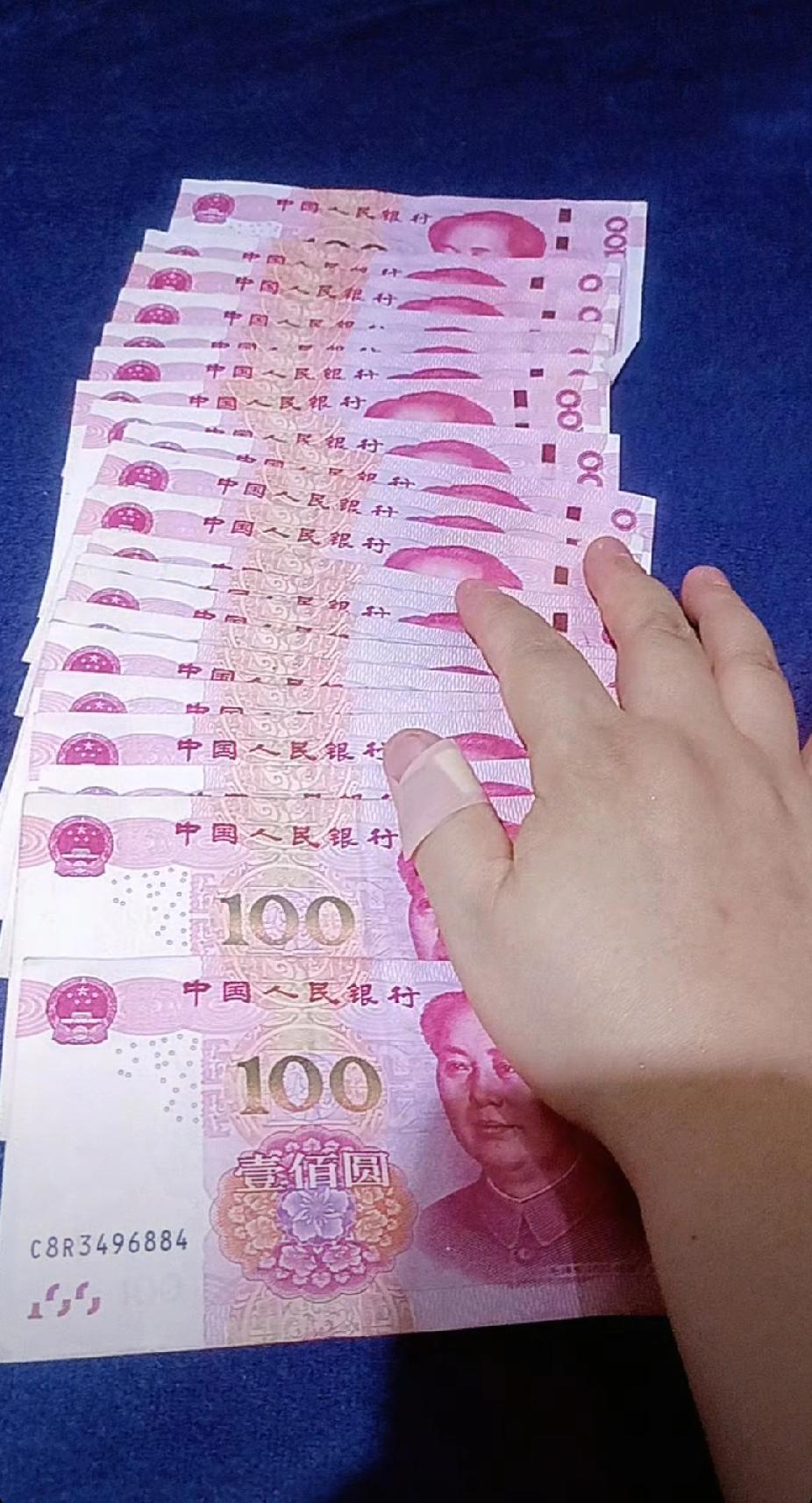 钱是我一天挣的
不要问我的手是怎么伤的
挖大蒜挖的
不要问我这些钱怎么挣的
卖大