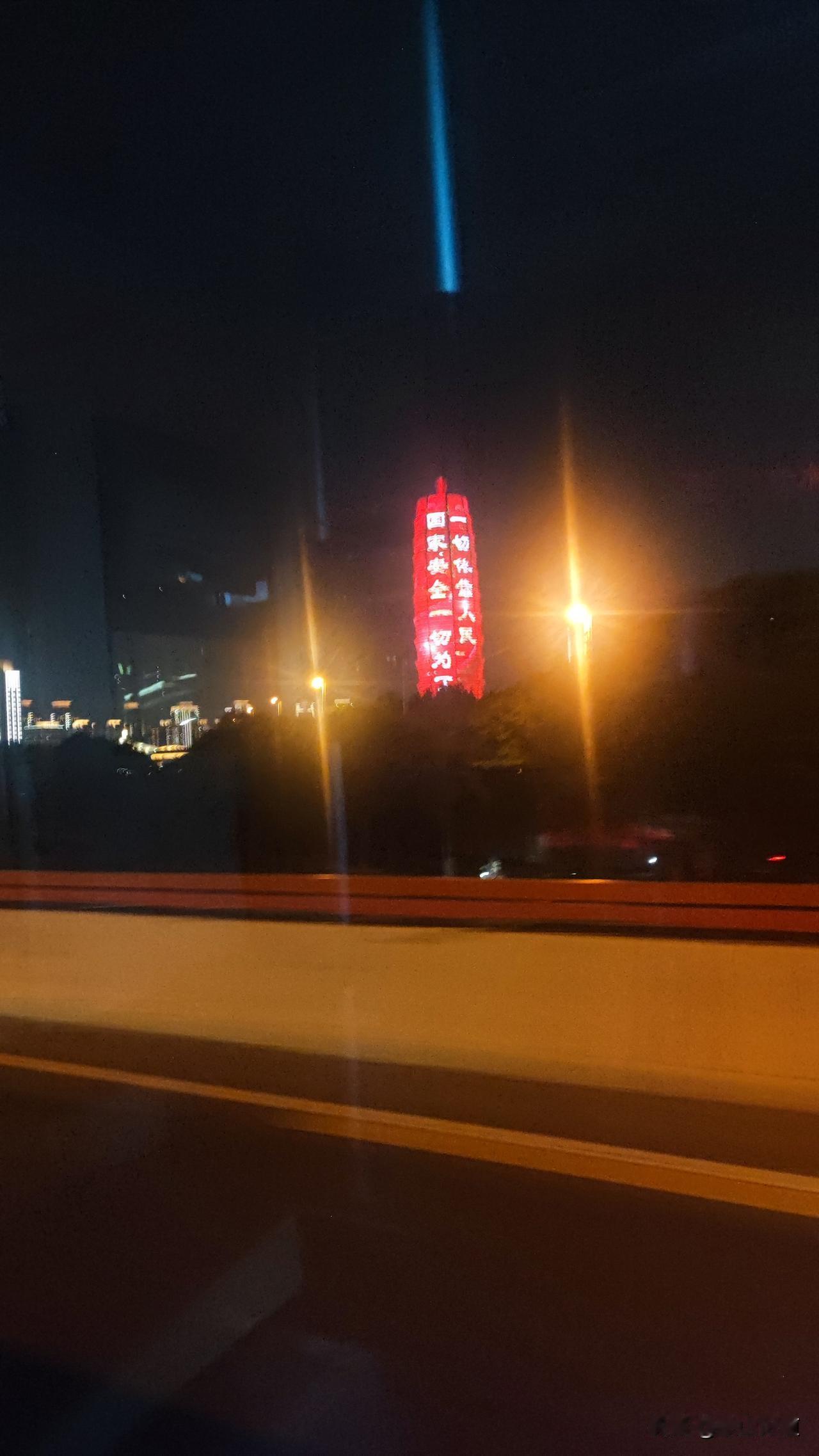 记录我的20264月13日晚，吃过饭乘公交路过会展中心，大玉米彩灯非常靓丽，想必