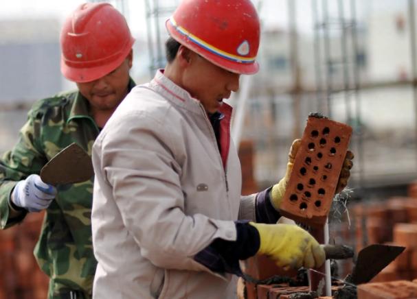 目前，在以色列的建筑工地上，有中国工人，也有印度工人。中国工人每月薪资折算人民币