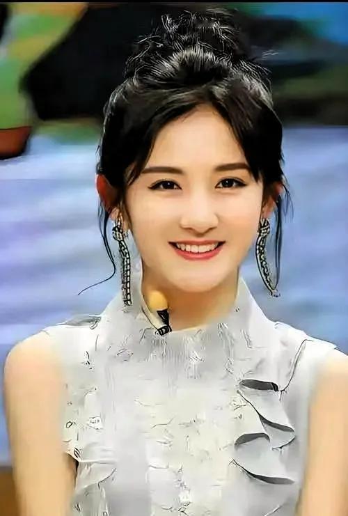 一觉睡起来

估计全国人民都知道了

44岁拿下鸿蒙盛典主持，我直接惊掉下巴！