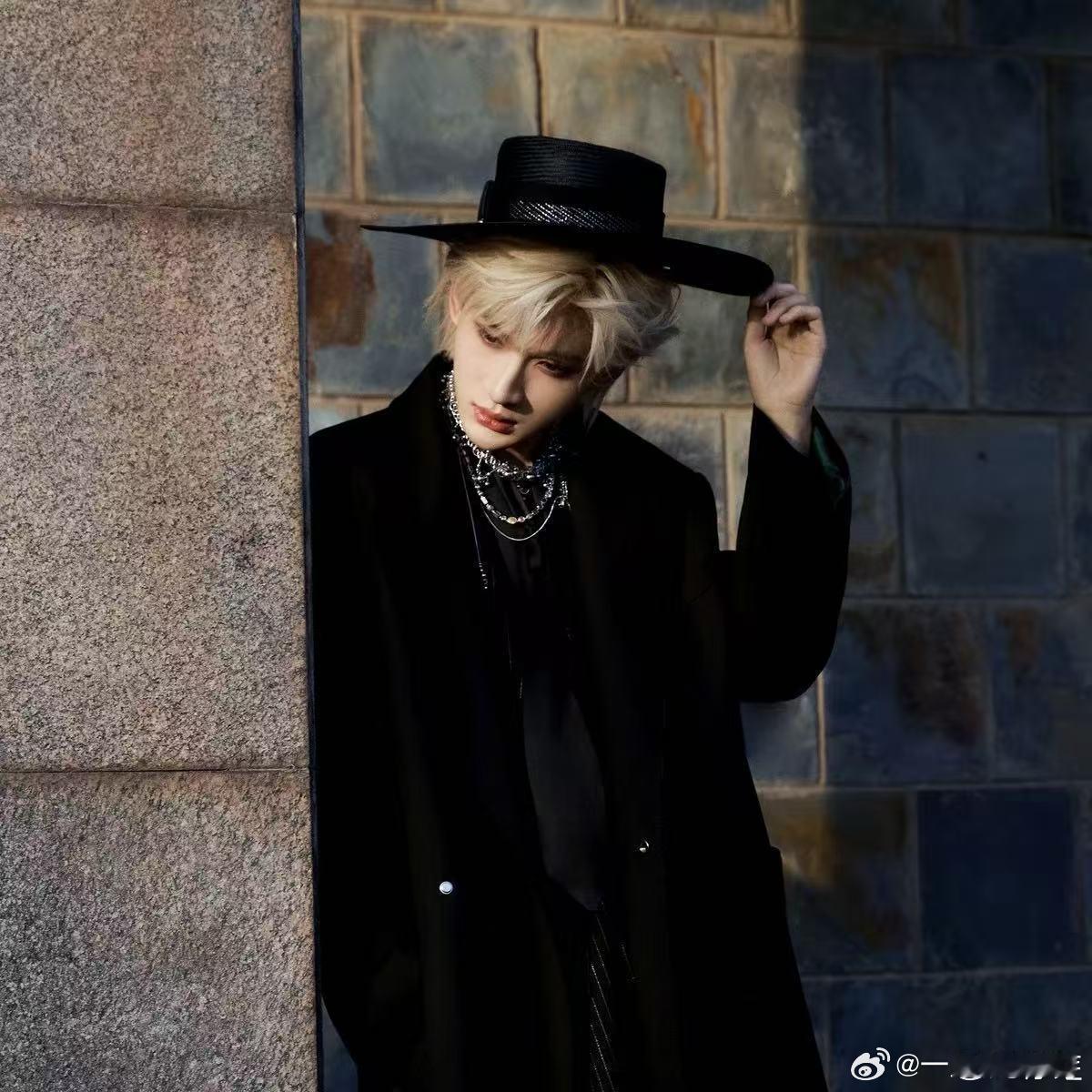 余宇涵直拍蛊惑崽来的 余宇涵直拍就是视觉盛宴，一身白亮片西装在舞台上闪闪发光，肢