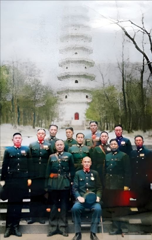 南京灵谷寺合影中，蒋介石独坐C位，其神情却略显尴尬，引人深思，而他身边左右两个人
