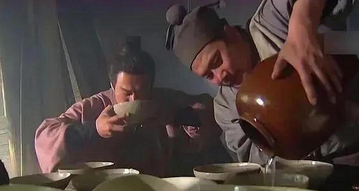 1998年，观众大骂丁海峰：“武松不但喝了18碗酒，还吃了2斤牛肉，根本就是不科