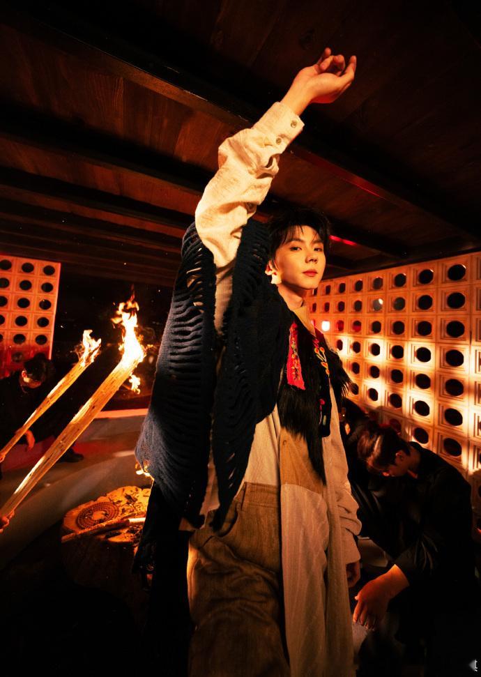 马嘉祺好有统治感的眼神马嘉祺铁了心要养死士苗蛊少年氛围感拉满，马嘉祺置身篝火之中