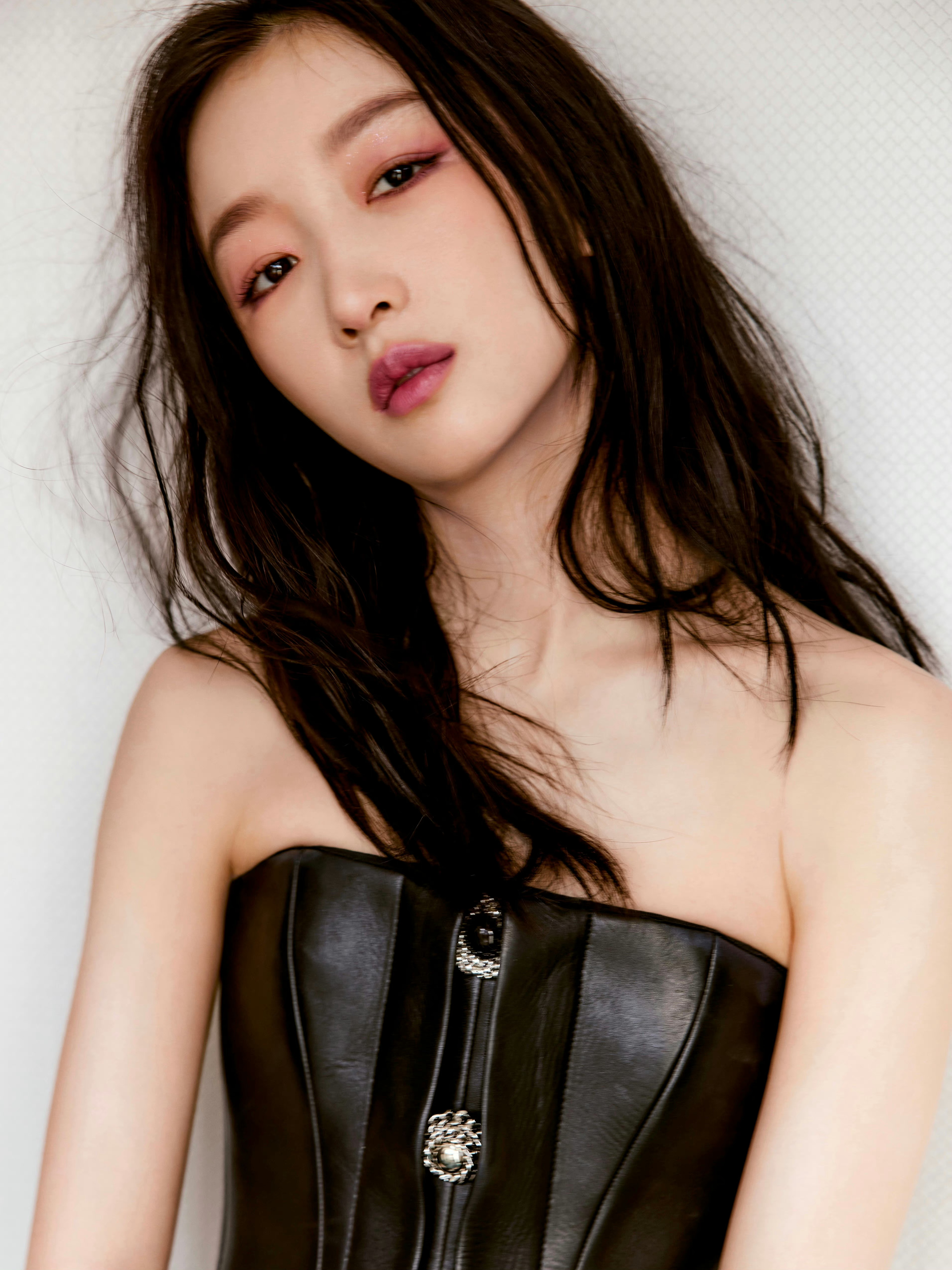 #周冬雨梅子色眼妆# 周冬雨梅子色眼妆，真的越来越自信越来越美了 ​​​