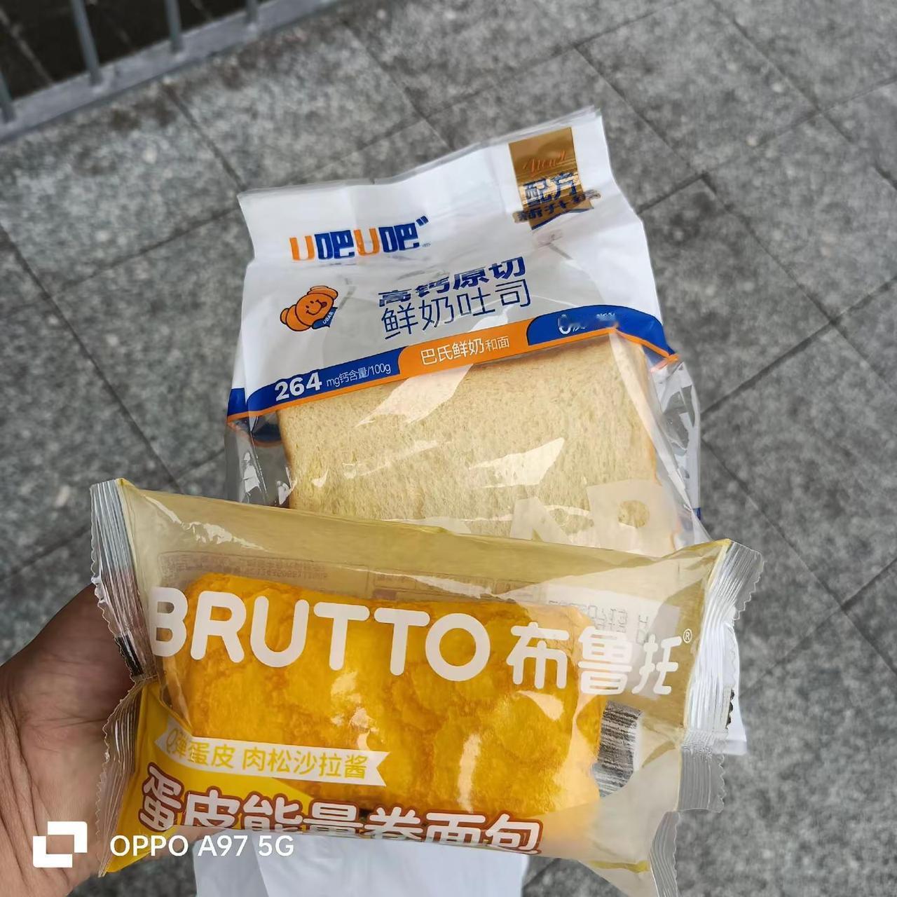 我租房附近没有人卖早餐，没办法，我只能去超市买点面包吃，不吃早餐很饿，我每天都要