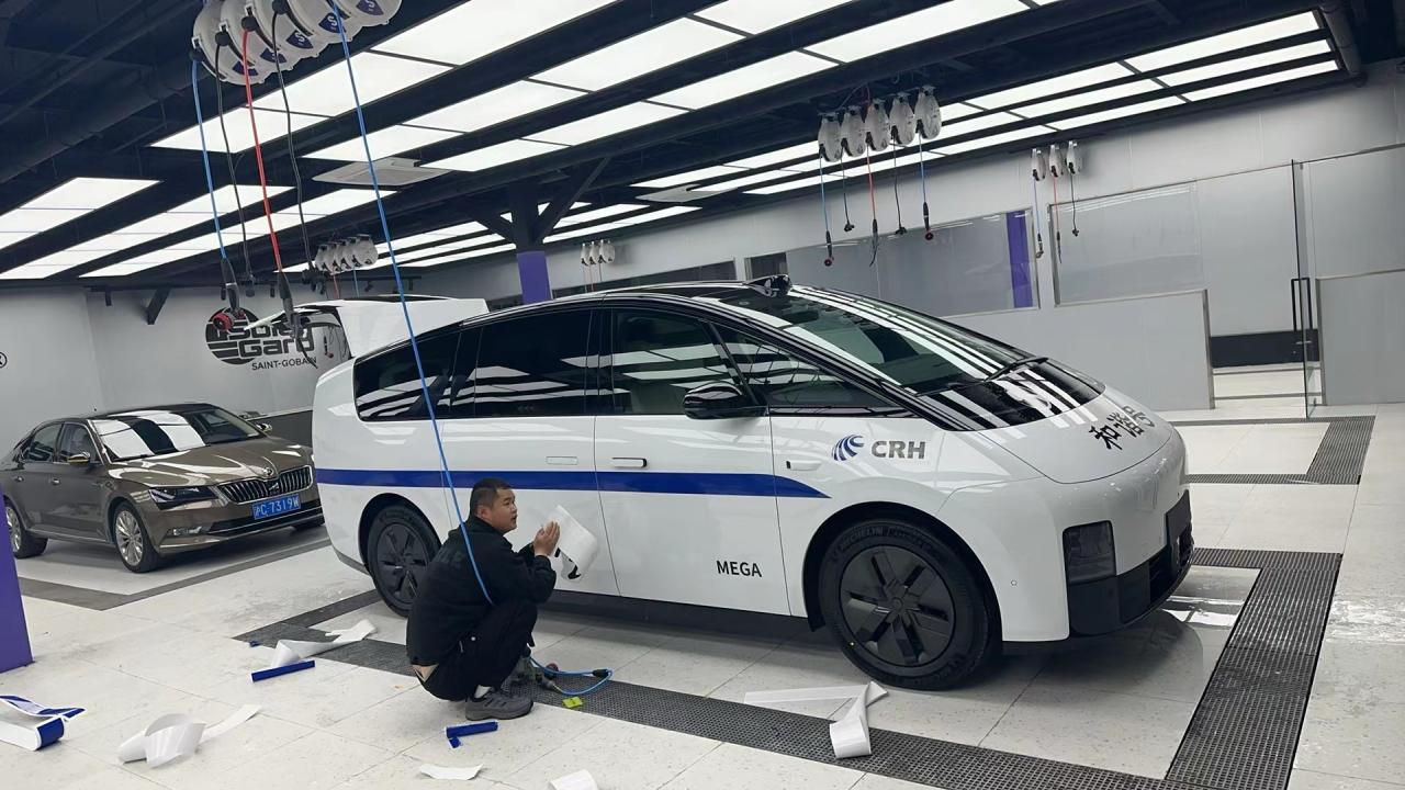 从“公路高铁”变成“真公路高铁”需要怎样做？答案是：贴纸拉花！近日有车主将自己的