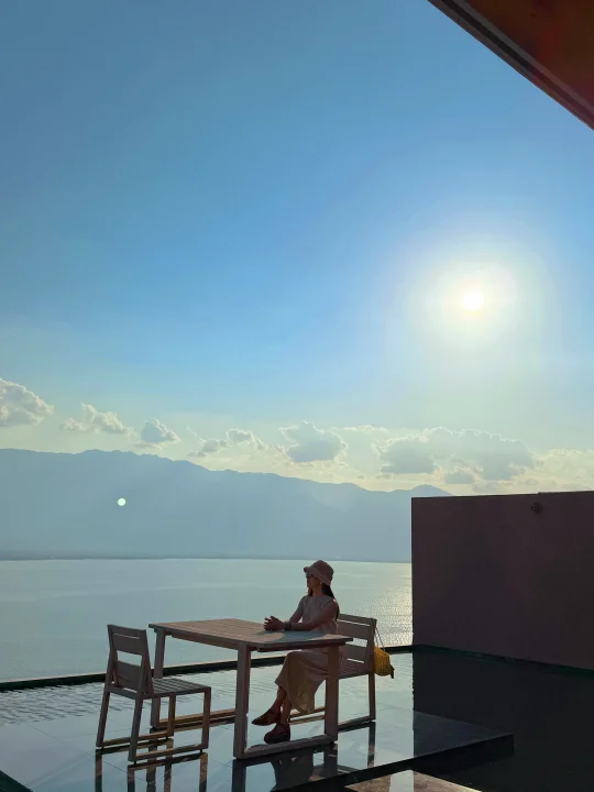 大理｜在餐厅的露台上、看一场日出🌅