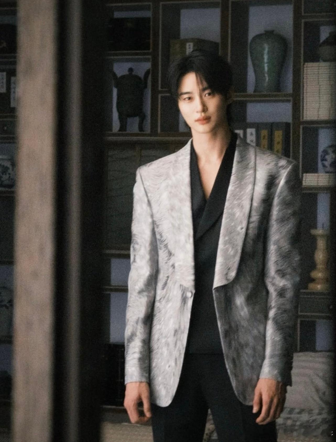 我愿称21世纪大君夫人像边佑锡的时装周，他的西装真的好看，每套感觉都是定制的，面