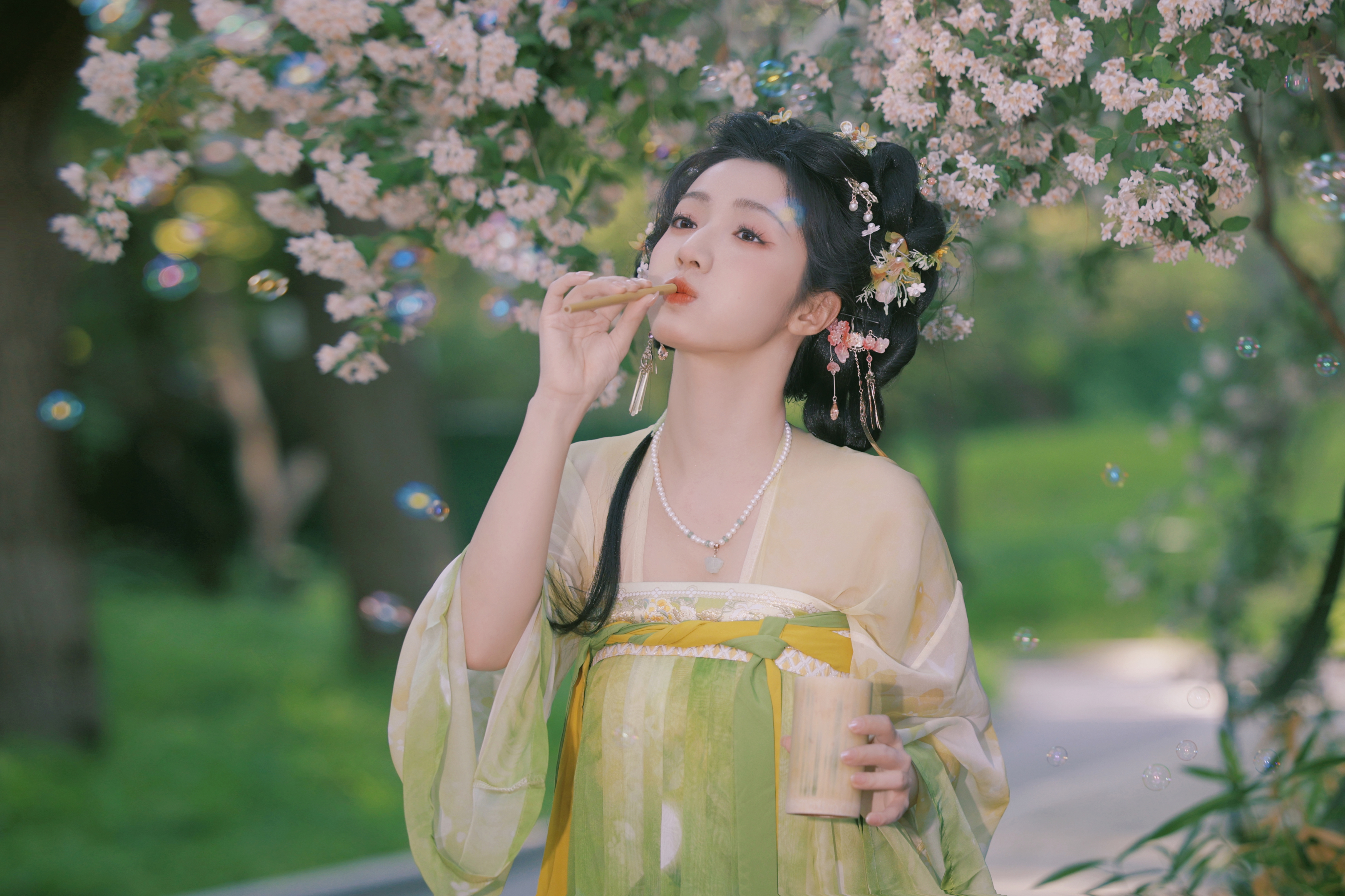 #尽兴生活##羿点心动# 追风筝的妹子🪁～ ​​​