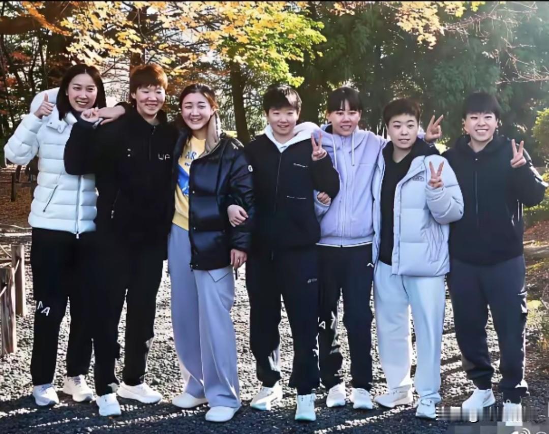 7位女运动员户外合影。原来穿便装个个依然神采奕奕！精神更抖擞！左起：钱天一、王曼