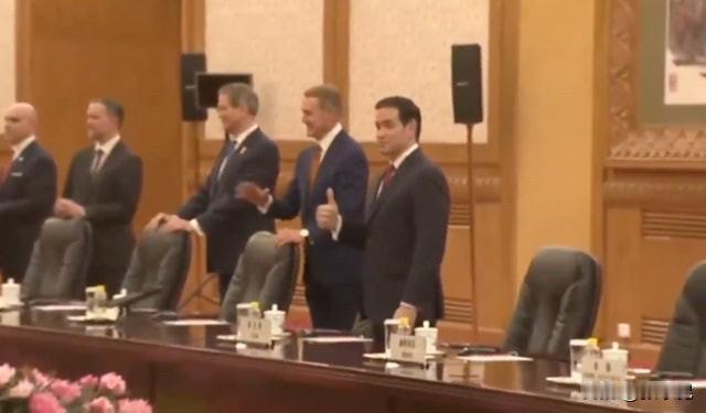 联合早报5月14日报道；“中美元首会谈开始前，美国国务卿鲁比奥在北京人民大会堂内