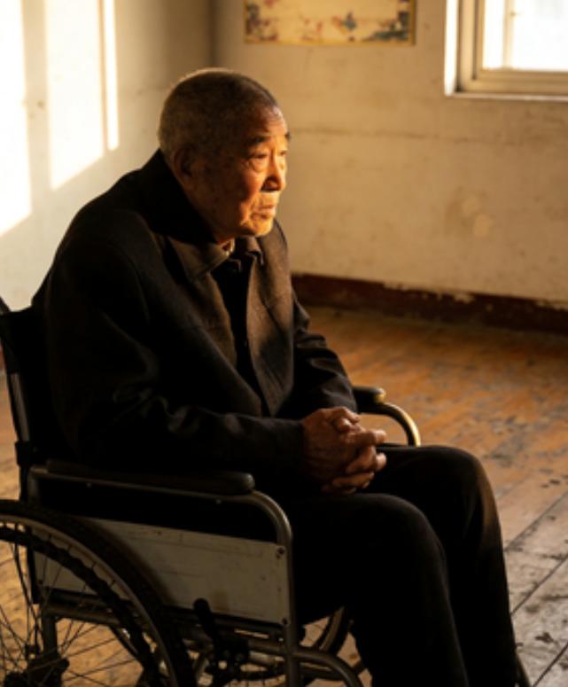 一位89岁老厅长很现实的一段话：
“你手里有四五百万，儿女盼着你死；你一月退休金