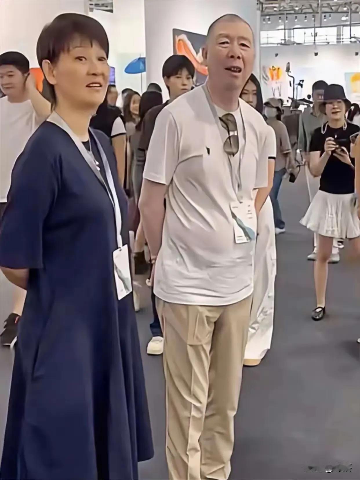 冯小刚和他身边的这个女人长得越来越像了，不仅面容越来越相似，面部表情越来越相似，