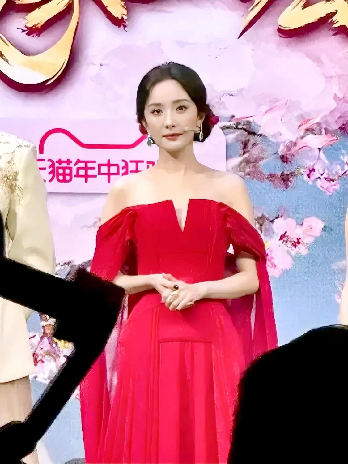 39岁的杨幂状态不佳，作为演员还能驾驭少女角色吗？突然感觉这么老了，你认为呢？
