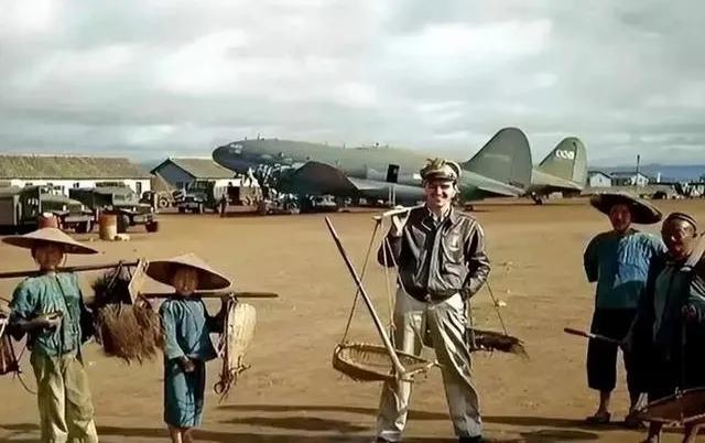当年的飞虎队员和当地老百姓一起修建机场，抗战时期美国飞虎队给予了我国抗日前线运输
