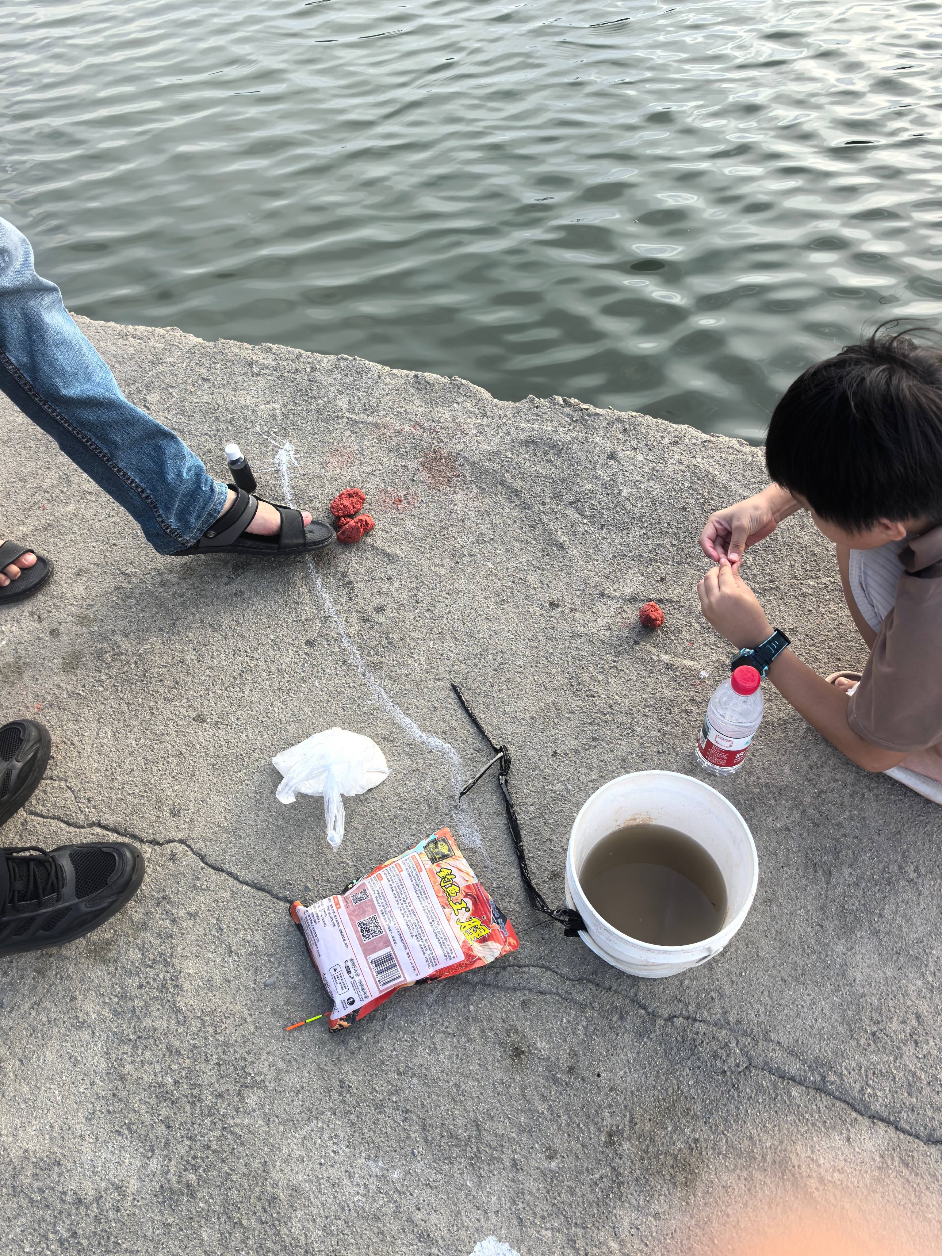 来钓鱼，看着水流头有点晕