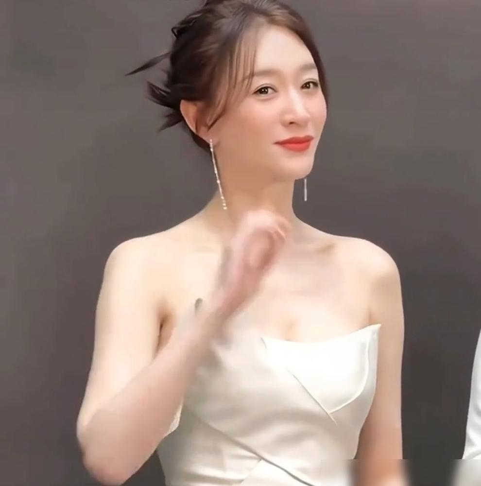 他把一枚六克拉大钻戒套进顶级美人的无名指，当众砸下五个亿放话，这钱你拿去随便作。