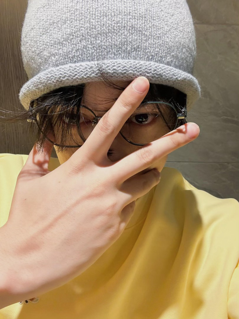 田栩宁 in Maison Kitsune🦊💛小狐狸柠檬黄卫衣搭配针织冷帽与