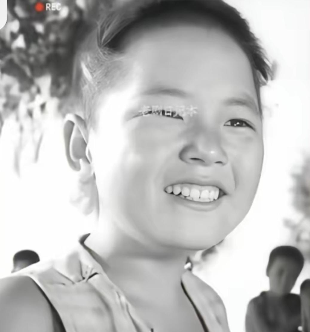 小兵张嘎里的胖墩。
很多人忘了。
那个跟嘎子摔跤的小胖墩，拍完戏就离开了演艺圈，
