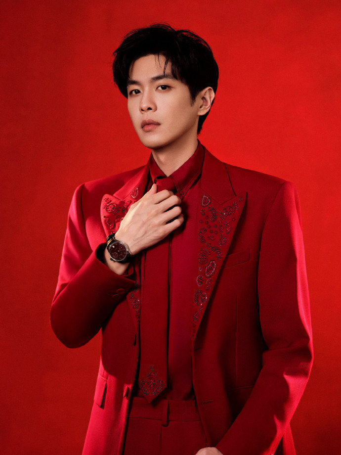 张若昀春晚造型出图张若昀春晚红衣造型 张若昀春晚红衣造型 