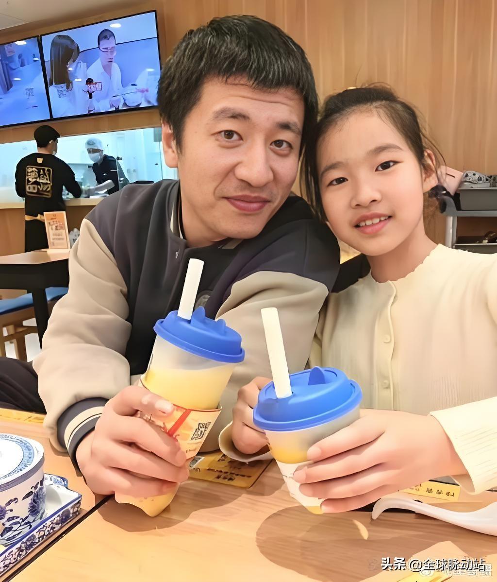 张雪峰生前特别宠女儿，总是陪着她做喜欢的事，一起喝奶茶，经常去看她练舞蹈，还拍下