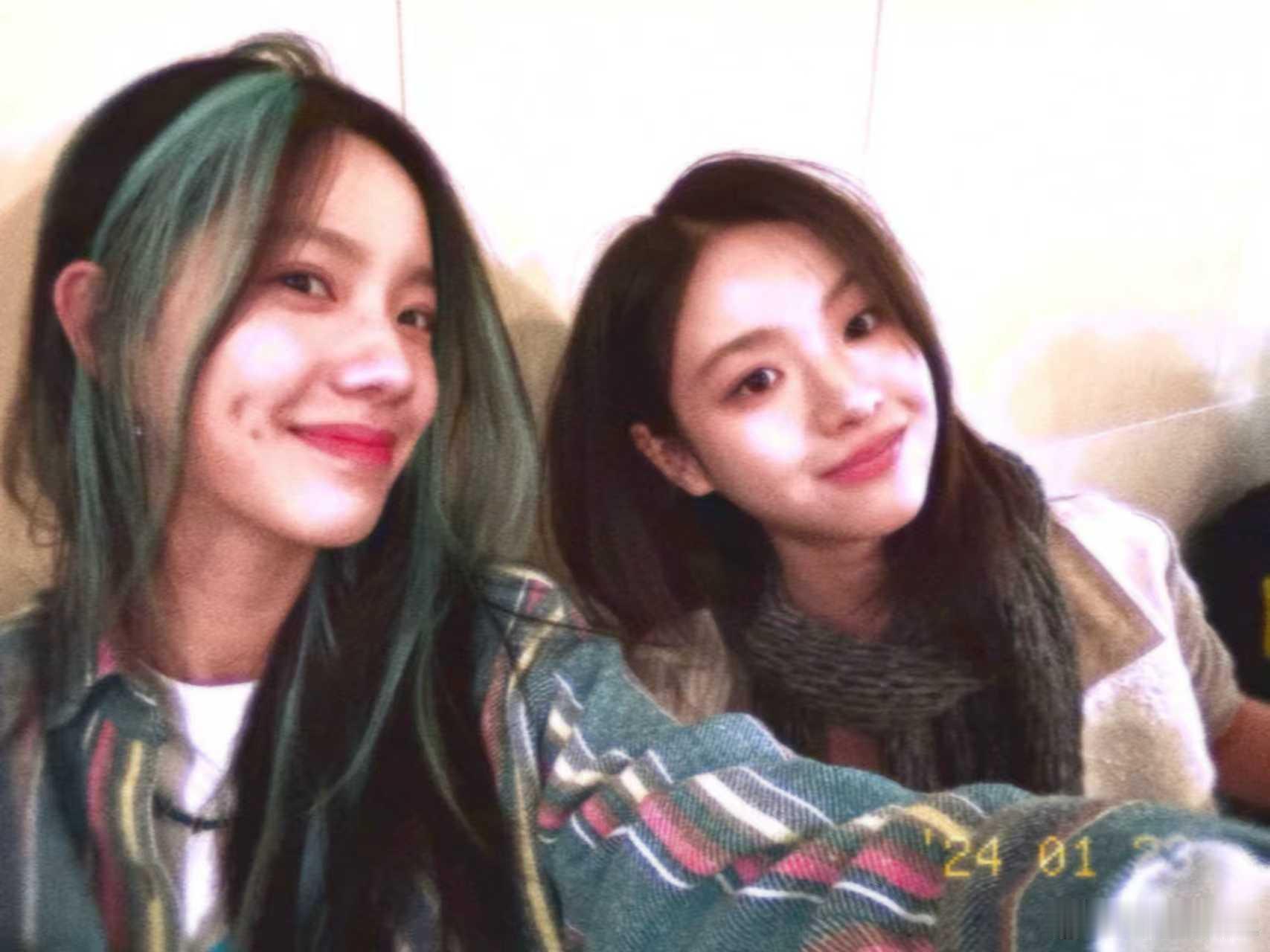 庄达菲晒照为李庚希庆生  庄达菲晒照为李庚希庆生，李庚希生日快乐，友谊地久天长！