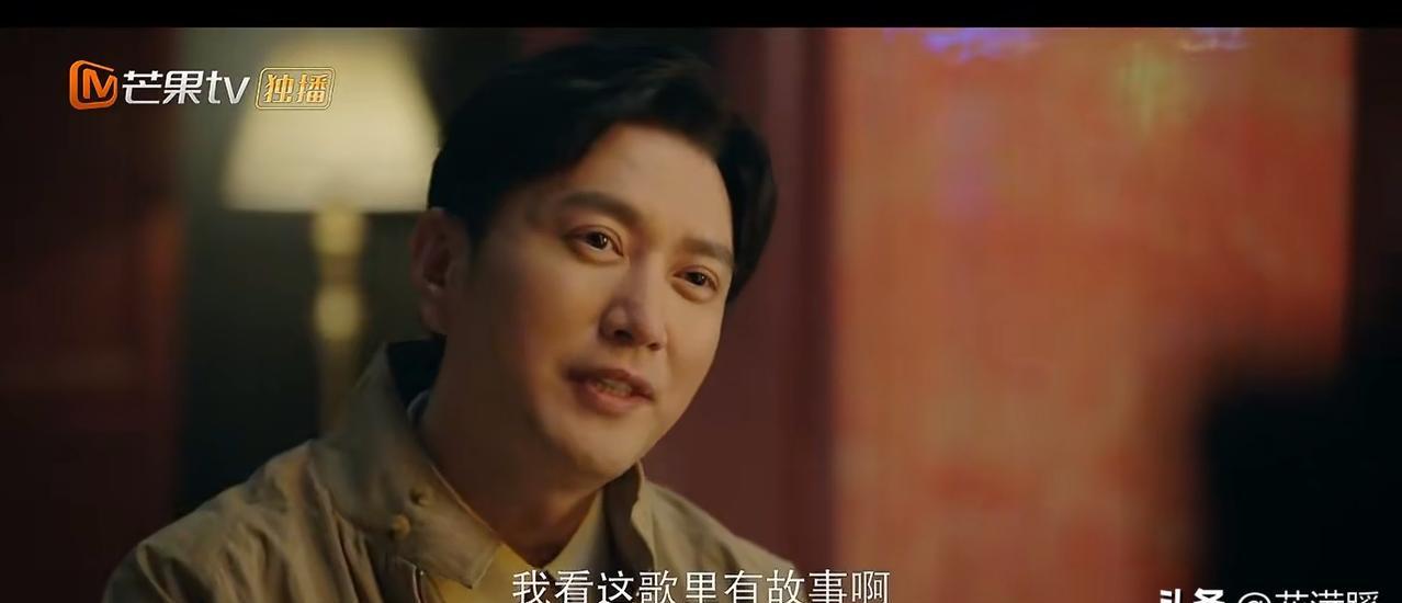 那个在酒吧驻唱十年的单亲妈妈终于等来了她的翻译官。
十年前她递出的名片已经泛黄，