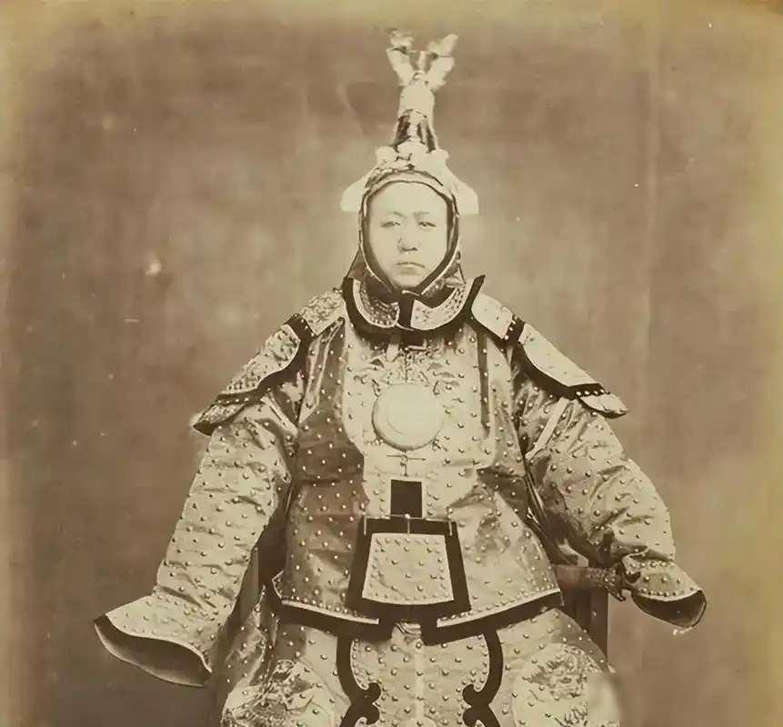 清朝一女子效仿花木兰从军，结果没多久就怀孕了，结局很凄惨
同治年间西北打得起火，