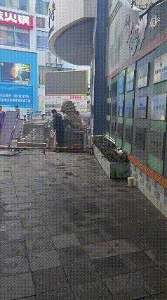 满墙的奖状和德行对位吗？
儋州某校的保安，一把抓起学生的外卖，甩手就扔进花坛，还
