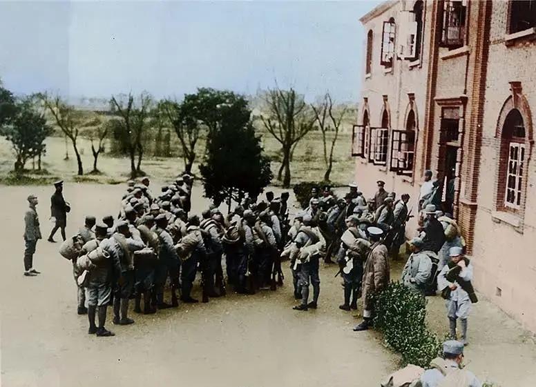 1932年“一·二八”淞沪抗战，十九路军的官兵在闸北总部大楼前领取装备。