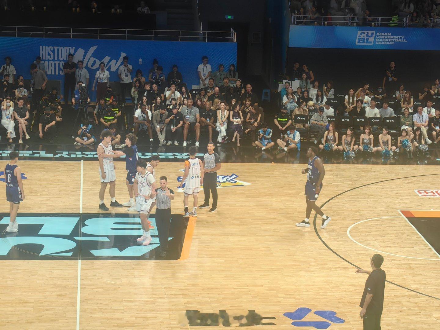 AUBL2026政治大学VS上海交通大学比赛上半场比赛结束，场上比分42：36。