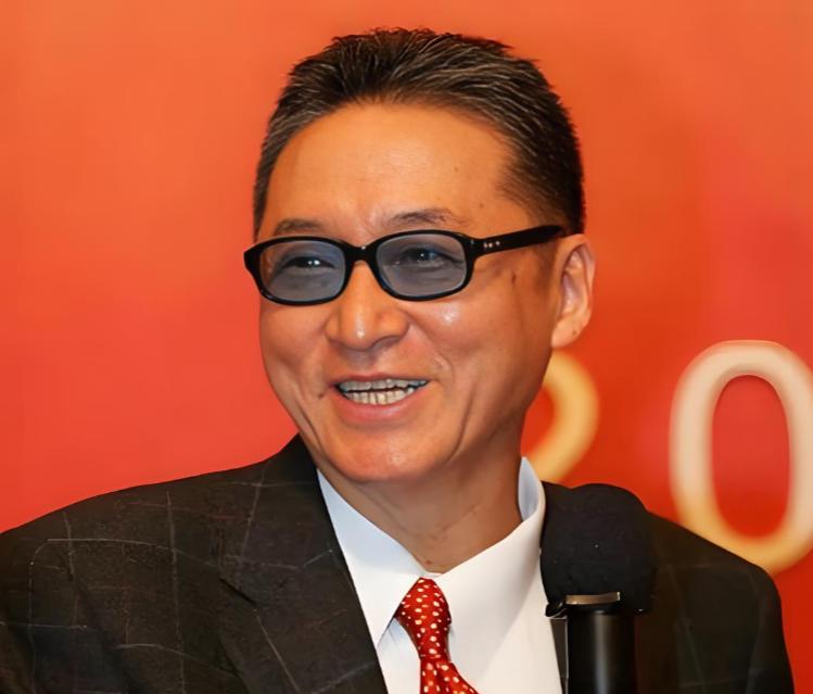 李敖生前对马英九的评价可谓 “一针见血”。“马英九人是好人，长一副好脸蛋，就是笑