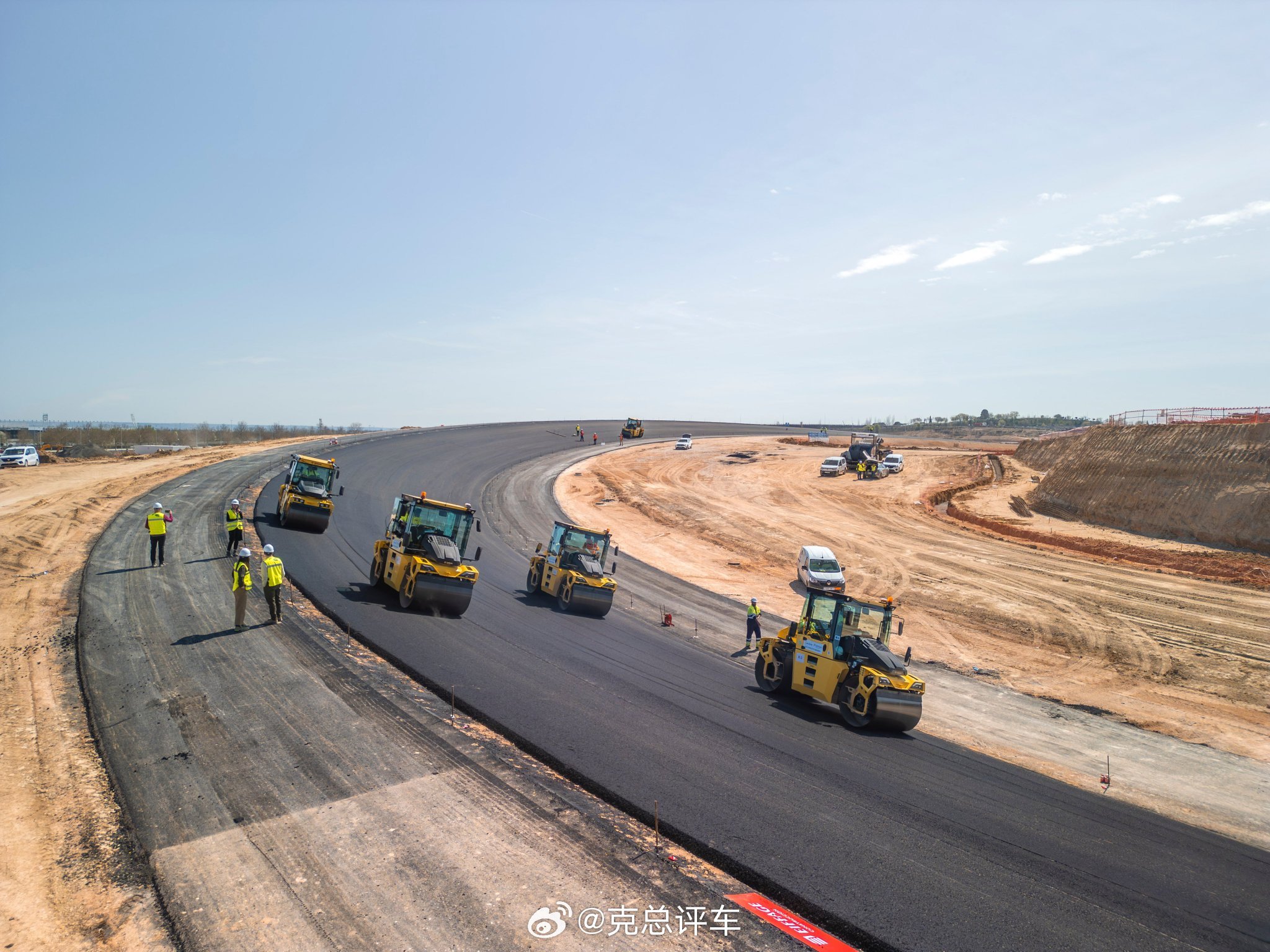 距离马德里西班牙大奖赛还有不到 6 个月，也就是 173 天。他们已经开始铺设赛