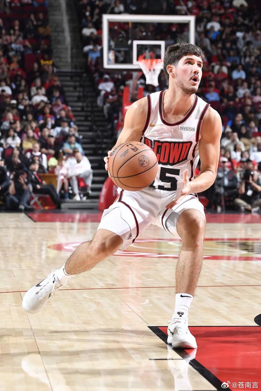雄鹿vs火箭本场比赛谢泼德作为火箭队首发后卫出战，他顶替了之前一场比赛拿下了17