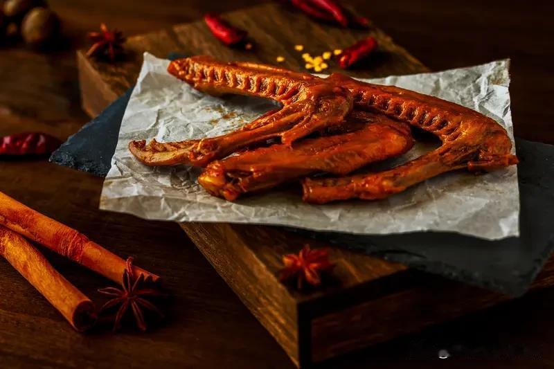 卤味失速 已有4000家绝味鸭脖倒下 爱吃卤味的都发现，街边绝味鸭脖门店变少了。