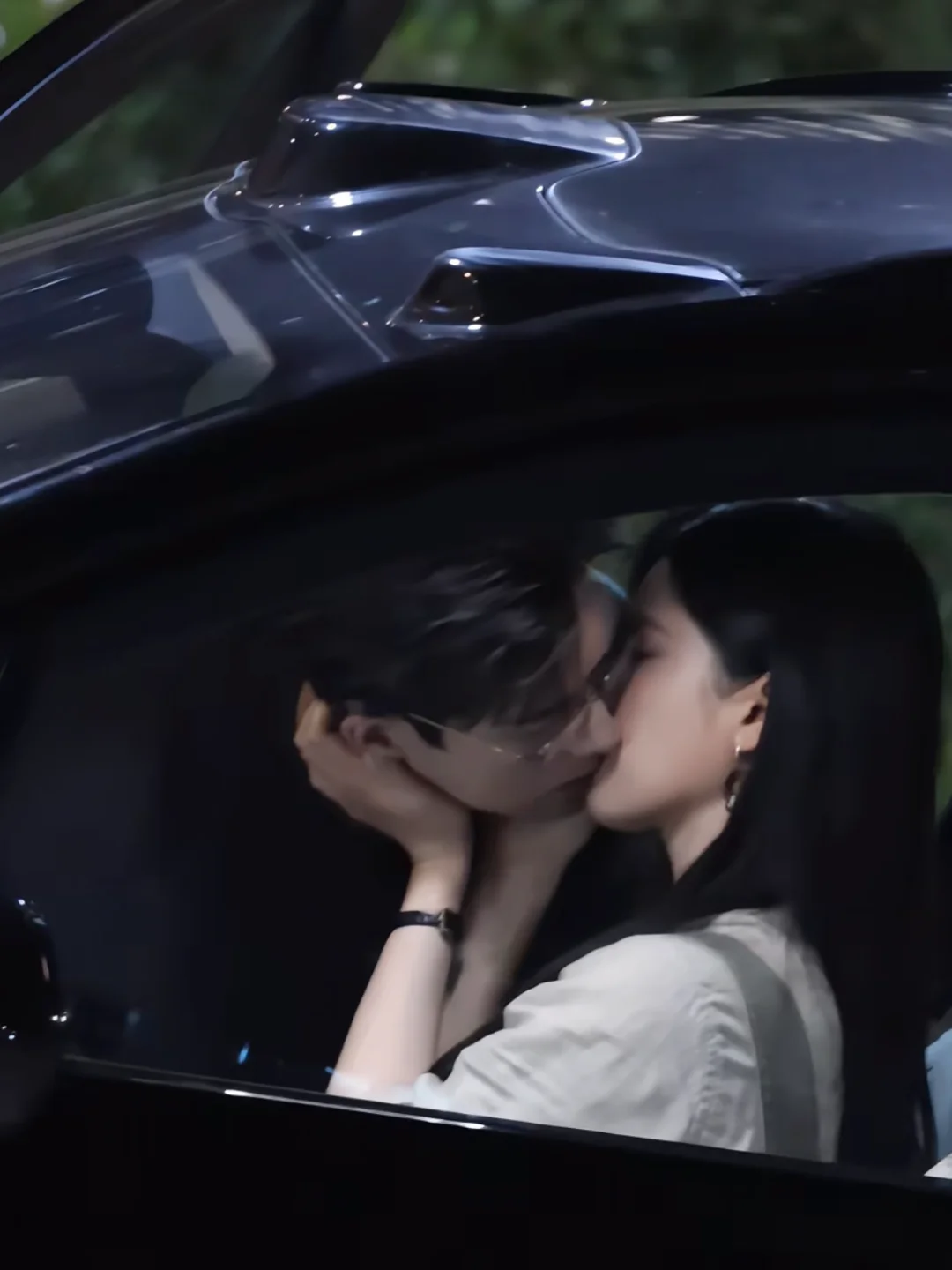 一抬头，李现跟她居然亲上了‼️
