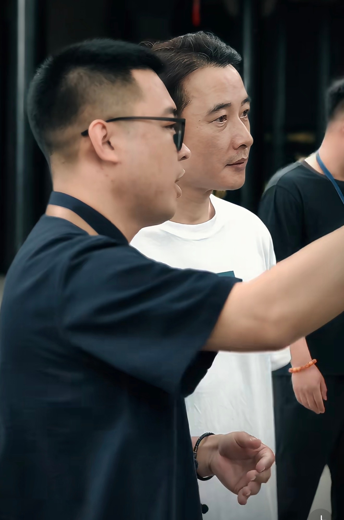 44岁的罗晋现状，昨日独自一人前往丹东大孤山祈福，白发已经藏不住了 