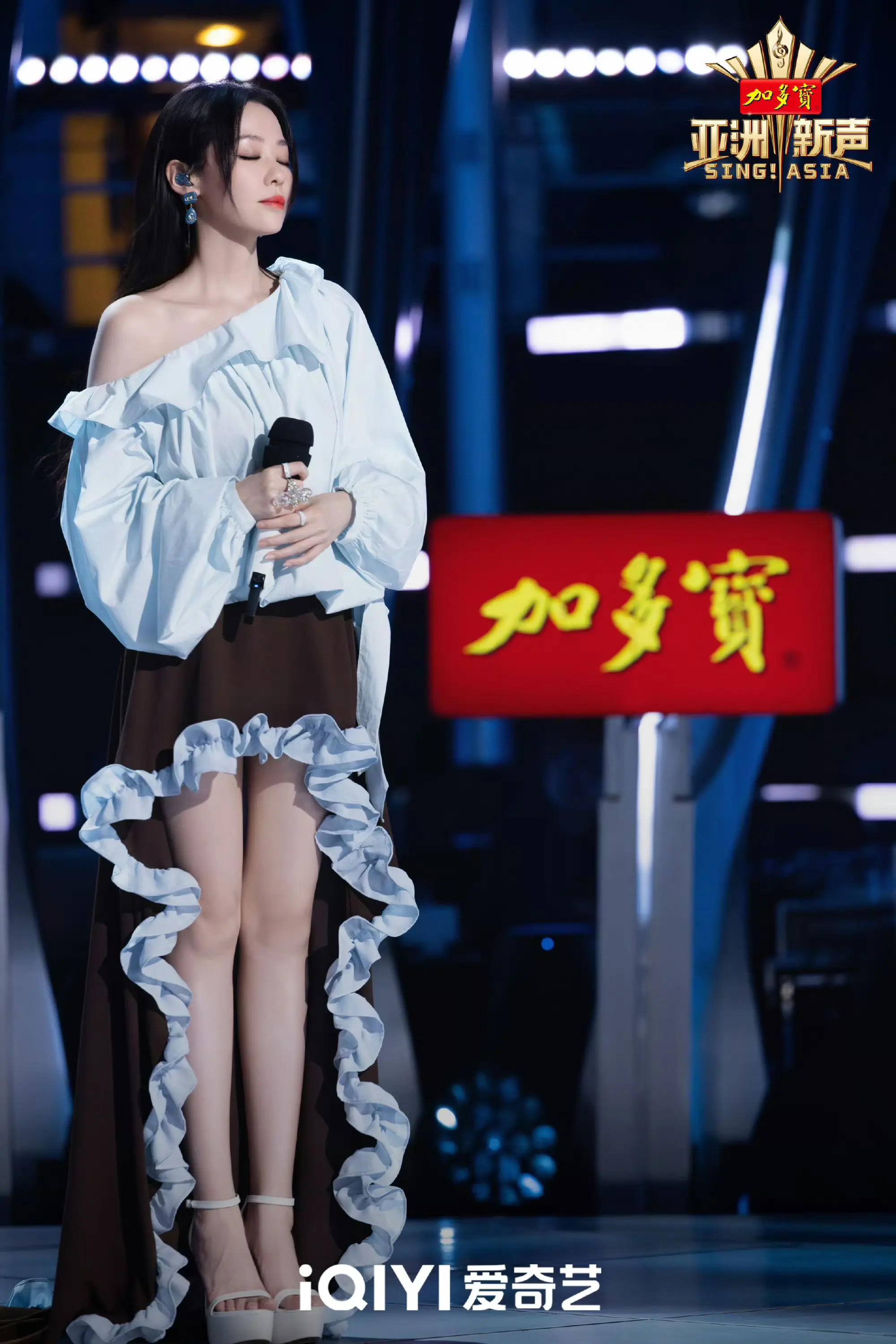 张靓颖。今天还有亚洲新声😏