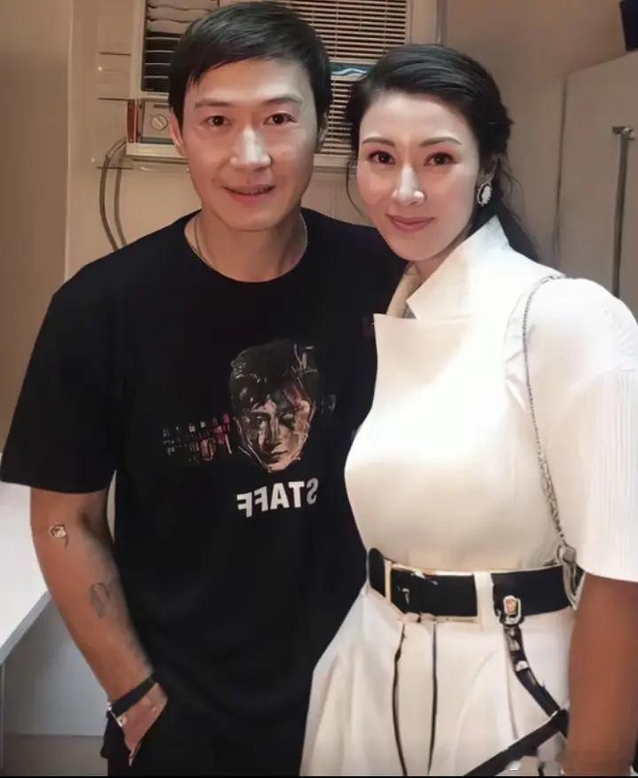 那时年轻的天王好帅，他手上还有纹身呢，他的绅士气质让人着迷，[呲牙][捂脸]。