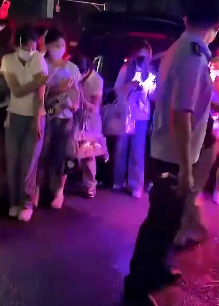 女生扔东西砸人被泼水这事，我觉得应该理性讨论。
视频很短，清晰记录着一位女生捡起